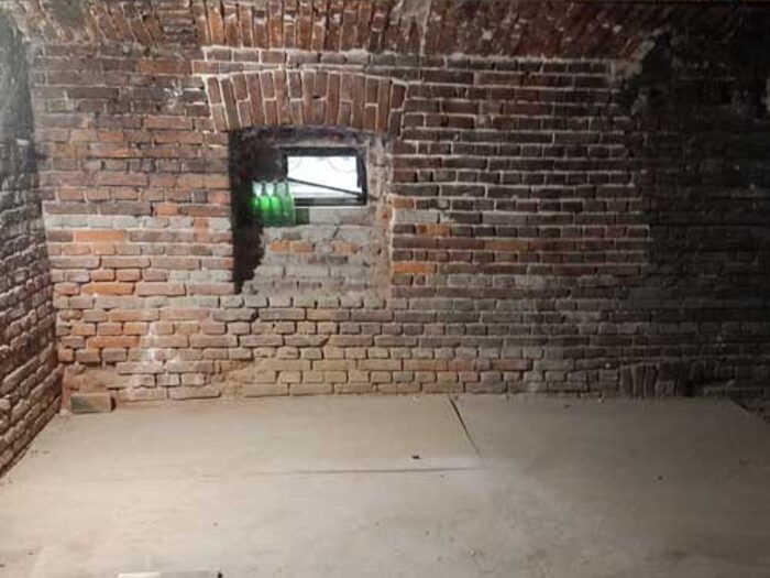 Ta sama piwnica po opróżnieniu, goła cegła